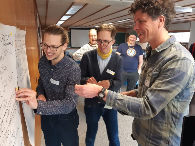 Hymyilevät Voxit kehittäjät Hackathonissa