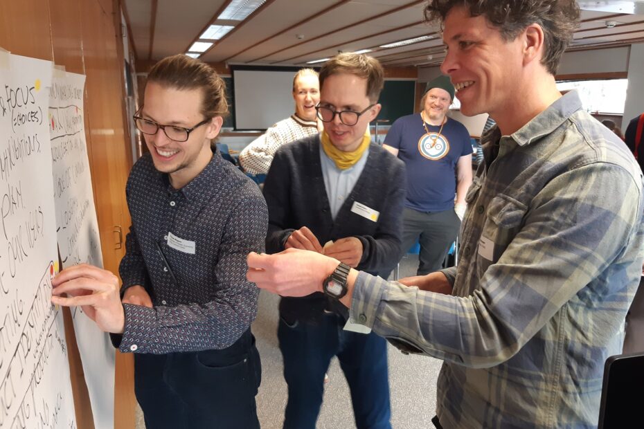 Hymyilevät Voxit kehittäjät Hackathonissa